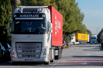 Archivo - Un camión circula por una carretera, a 12 de noviembre de 2021, en Madrid (España).