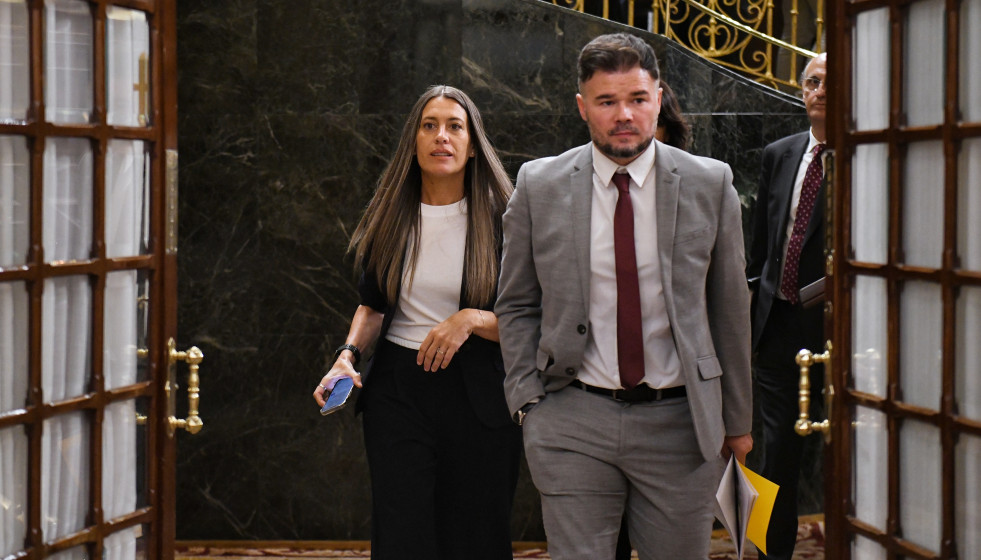 Archivo - El portavoz de ERC en el Congreso, Gabriel Rufián, y la portavoz de Junts en el Congreso, Miriam Nogueras, interviene durante una sesión plenaria en el Congreso de los Diputados, a 23 de a