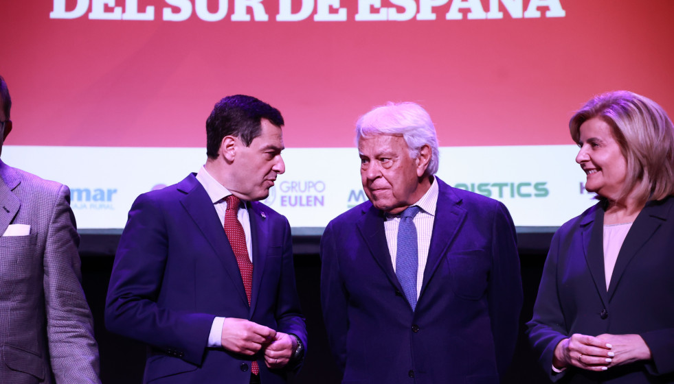 Archivo - El presidente de la Junta de Andalucía, Juanma Moreno (i), y el expresidente del Gobierno Felipe González (d), conversan durante la jornada de Cesur. A 20 de marzo de 2025, en Sevilla (Fot