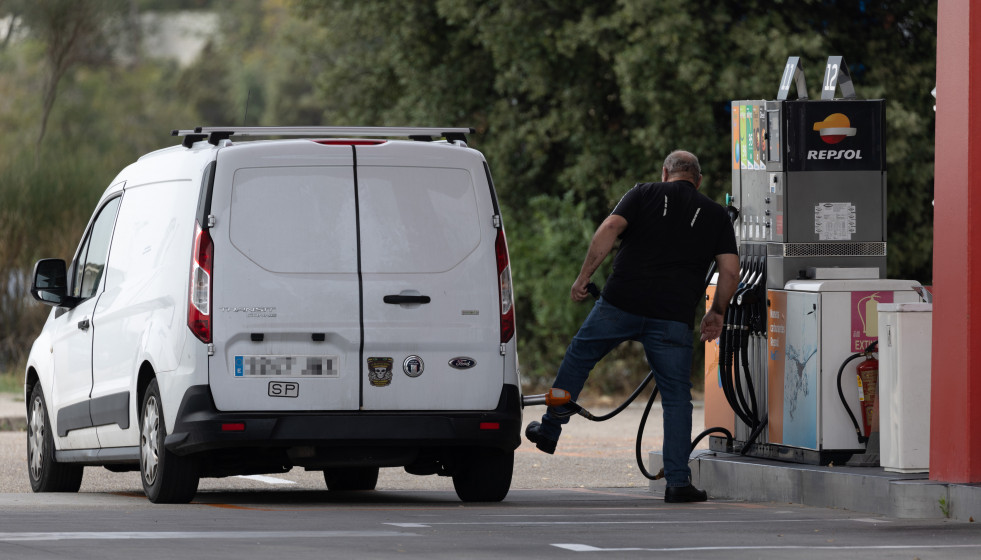 Archivo - Una persona reposta su vehículo en una gasolinera