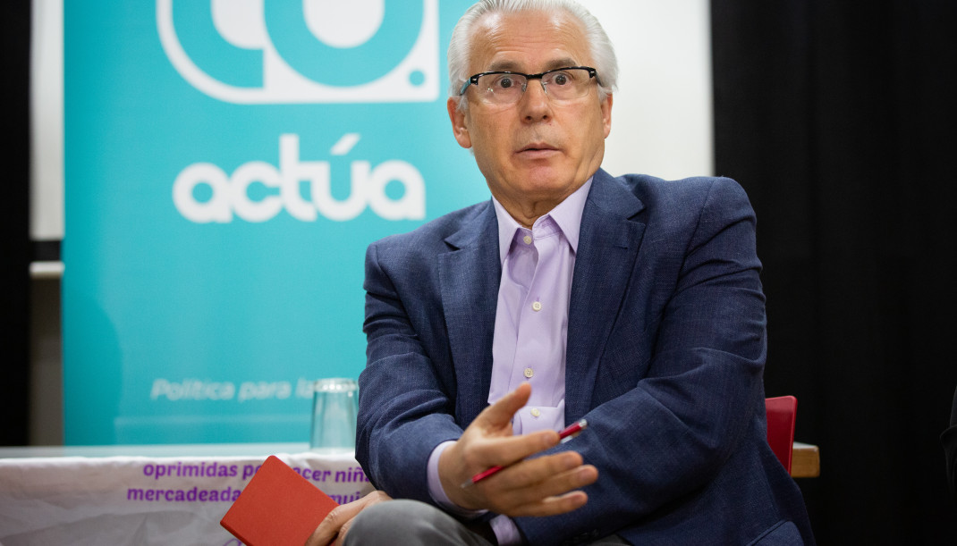 Archivo - El exjuez Baltasar Garzón (Actúa) durante su reunión con activistas de derechos humanos y sociales en Barcelona.