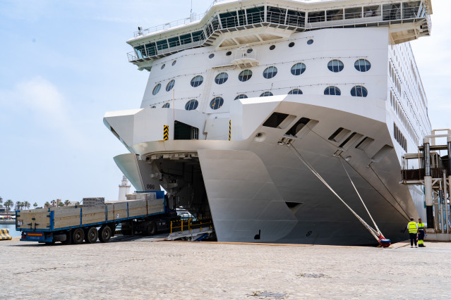 Archivo - Varias mercancías son introducidas en un buque