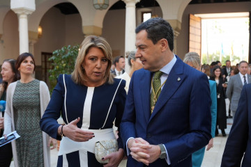 La senadora del PSOE y expresidente de la Junta, Susana Díaz, y el presidente de la Junta, Juanma Moreno, conversan en los pasillos del Parlamento andaluz antes del Pleno institucional con motivo del