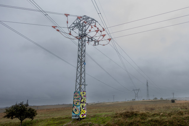 Archivo - Varios tendidos eléctricos, a 6 de febrero de 2026, en Madrid (España).