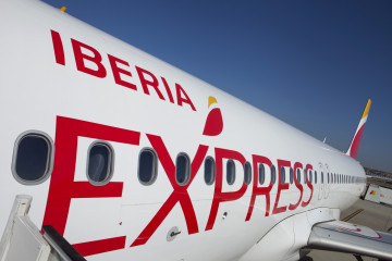 Archivo - Avión de Iberia Express