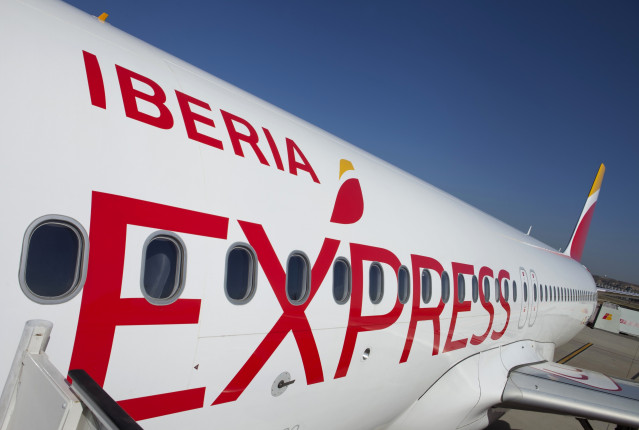 Archivo - Avión de Iberia Express