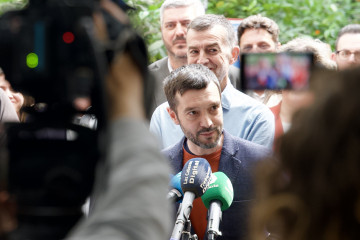 El ministro de Derechos Sociales, Pablo Bustinduy, este jueves en declaraciones a los medios en Las Cabezas de San Juan (Sevilla).