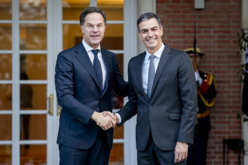 Archivo - El presidente del Gobierno, Pedro Sánchez (d), recibe al secretario general de la OTAN, Mark Rutte (i), en el Complejo de la Moncloa, a 27 de enero de 2025, en Madrid (España).