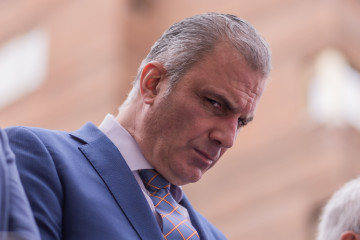 El exportavoz de VOX en el Ayuntamiento, Javier Ortega Smith, atiende a los medios durante la presentación de un monumento en recuerdo a los caídos por la libertad de expresión, frente a la sede de