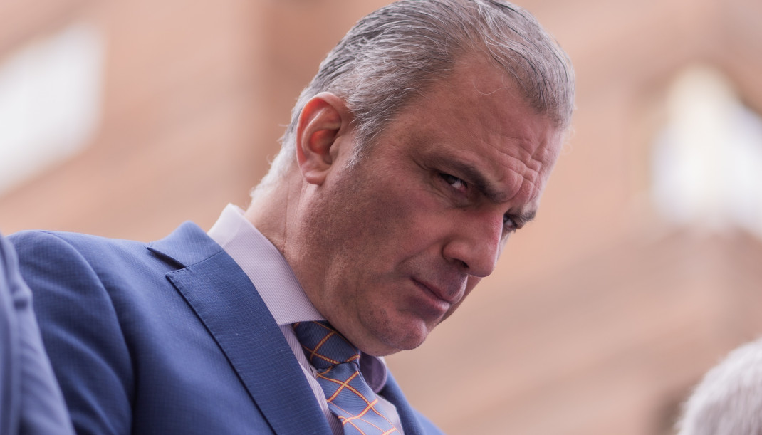 El exportavoz de VOX en el Ayuntamiento, Javier Ortega Smith, atiende a los medios durante la presentación de un monumento en recuerdo a los caídos por la libertad de expresión, frente a la sede de