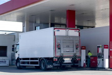 Archivo - Un camión reposta en una gasolinera
