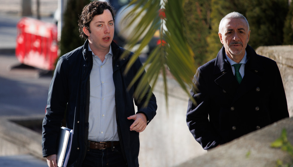 Archivo - Francisco Nicolás Gómez Iglesias, conocido como ‘El Pequeño Nicolás’ (i) y su abogado Juan Carlos Navarro (d), a su llegada a un juicio en la Audiencia Provincial de Madrid, a 13 de 