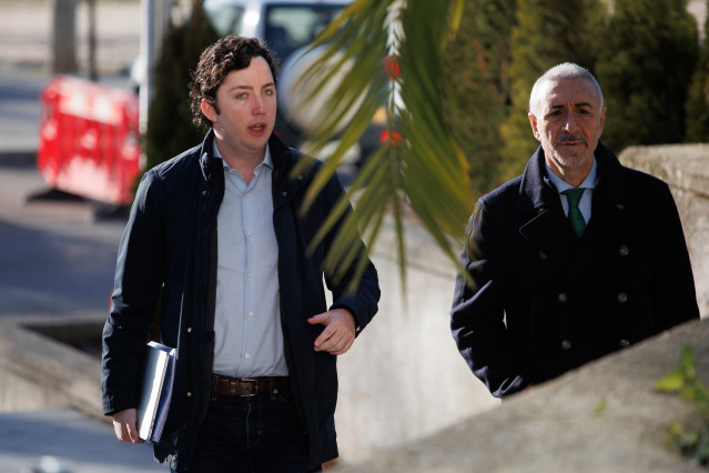 Archivo - Francisco Nicolás Gómez Iglesias, conocido como ‘El Pequeño Nicolás’ (i) y su abogado Juan Carlos Navarro (d), a su llegada a un juicio en la Audiencia Provincial de Madrid, a 13 de febrero de 2023, en Madrid (España).