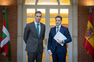 Archivo - El presidente del Gobierno, Pedro Sánchez (i), recibe al lehendakari, Imanol Pradales (d), en el Complejo de la Moncloa, a 27 de enero de 2026, en Madrid