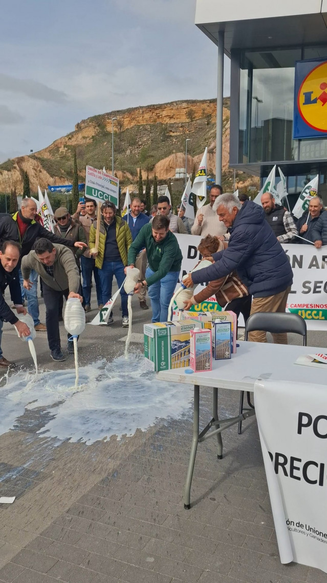 Ganaderos tiran leche para denunciar su situación