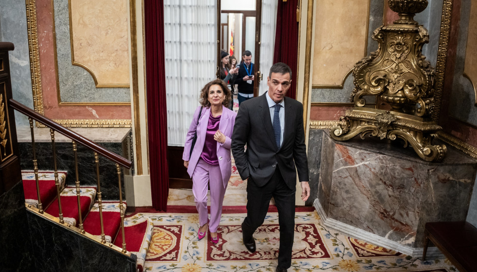La vicepresidenta primera y ministra de Hacienda, María Jesús Montero, y el presidente del Gobierno, Pedro Sánchez, a su salida de una sesión plenaria, en el Congreso de los Diputados, a 26 de mar