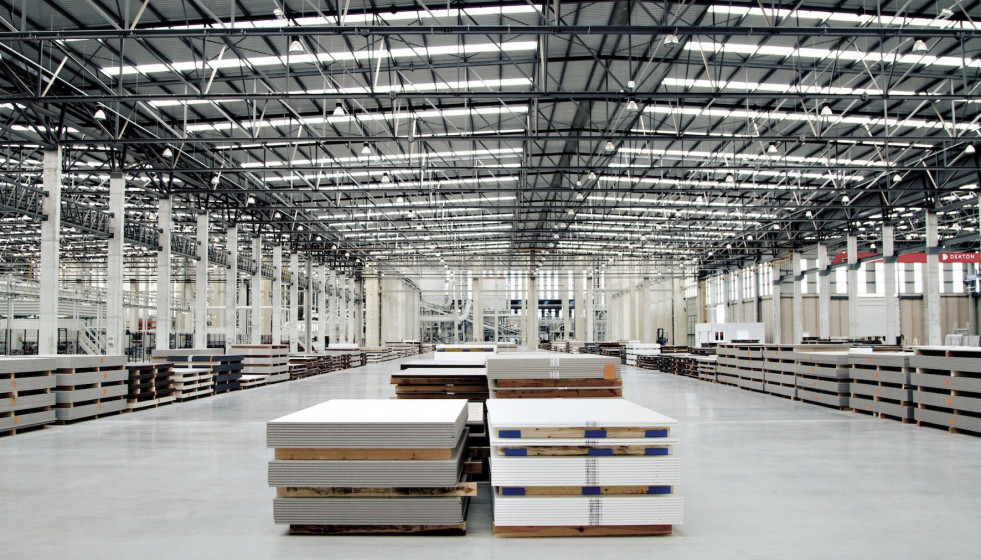 Archivo - Interior de las instalaciones industriales de Cosentino.