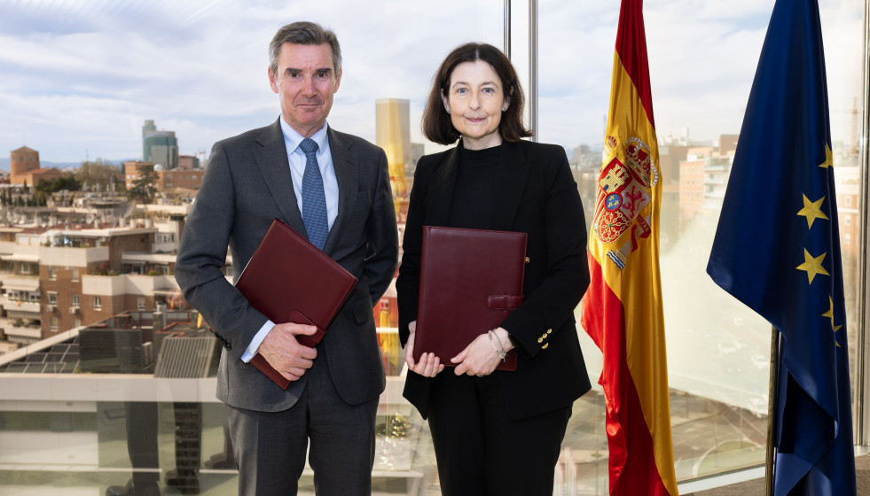 De izquierda a derecha: el presidente de la CNMV, Carlos San Basilio, y la presidenta del Consejo General del Notariado, Concepción Pilar Barrio Del Olmo.