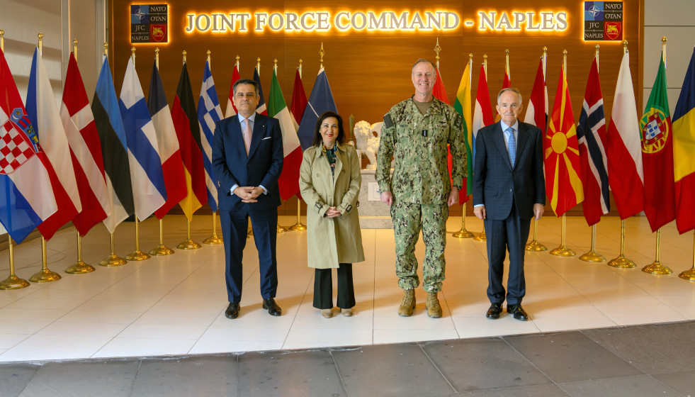 La ministra de Defensa, Margarita Robles, en un encuentro junto con el secretario general de Política de Defensa, almirante Juan Francisco Martínez Núñez, a 26 de marzo de 2026, en Nápoles (Itali