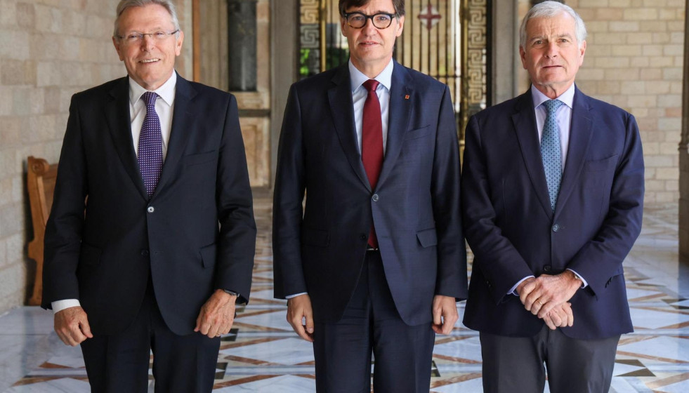 El futuro presidente no ejecutivo de Ercros, Antón Valero; el presidente de la Generalitat, Salvador Illa, y el presidente de Bondalti, Joao de Mello