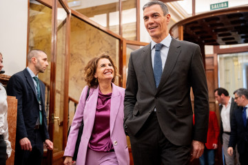 La vicepresidenta primera y ministra de Hacienda, María Jesús Montero, y el presidente del Gobierno, Pedro Sánchez, a su salida de una sesión plenaria, en el Congreso de los Diputados, a 26 de mar