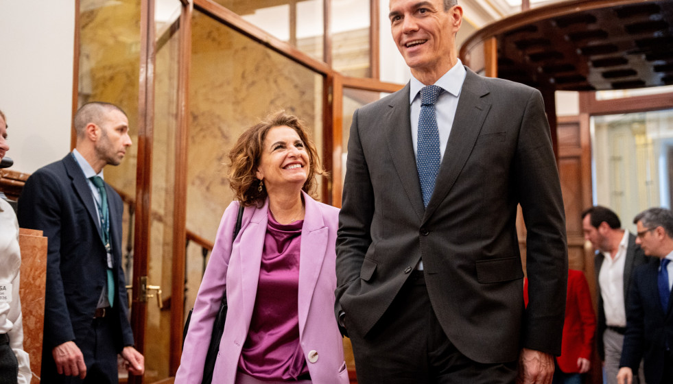 La vicepresidenta primera y ministra de Hacienda, María Jesús Montero, y el presidente del Gobierno, Pedro Sánchez, a su salida de una sesión plenaria, en el Congreso de los Diputados, a 26 de mar