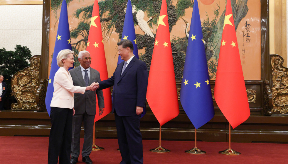 Archivo - La presidenta de la Comisión Europea, Ursula von der Leyen, y el presidente del Consejo Europeo, Antonio Costa, se reúnen con el presidente de China, Xi Jinping, en el marco de la cumbre U