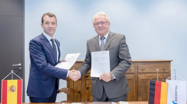 El presidente ejecutivo de Indra Group, Ángel Escribano, y el CEO de Rheinmetall AG, Armin Papperger.