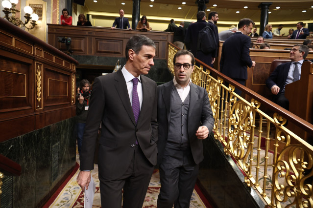 El presidente del Gobierno, Pedro Sánchez y el ministro de Economía y Comercio, Carlos Cuerpo. Archivo.