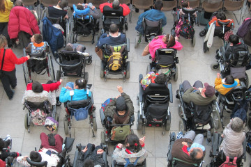 Archivo - Personas en sillas de rueda.