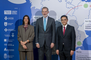 El Rey Felipe VI (c) y  los premiados, Mercedes Bidart y José Eduardo Méndez durante la proclamación del Premio Princesa de Girona ‘Internacional 2026’ en sus categorías de “Creaempresa” e