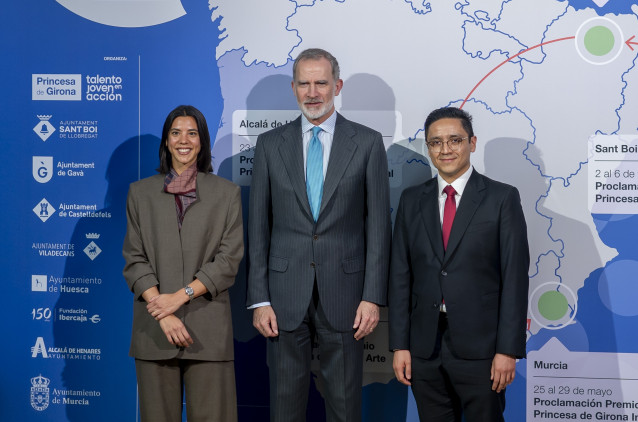 El Rey Felipe VI (c) y  los premiados, Mercedes Bidart y José Eduardo Méndez durante la proclamación del Premio Princesa de Girona ‘Internacional 2026’ en sus categorías de “Creaempresa” e “Investigación”, en la tercera etapa del Tour del Talento.