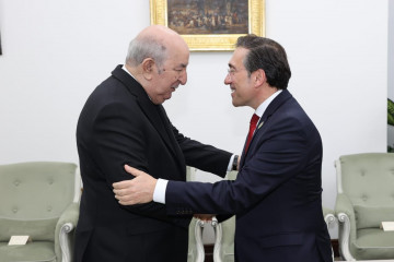 El ministro de Asuntos Exteriores, Unión Europea y Cooperación, José Manuel Albares, se reúne con el presidente de Argelia, Abdelmayid Tebune