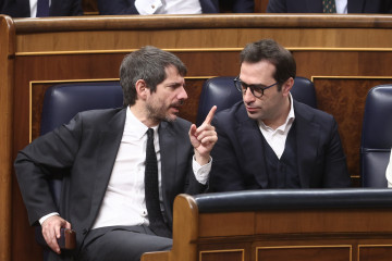 El ministro de Cultura, Ernest Urtasun (i), y el ministro de Economía Comercio y Empresa, Carlos Cuerpo (d), durante una sesión de control al Gobierno, en el Congreso, a 25 de marzo de 2026, en Madr