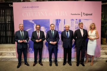 Foto de familia previa al encuentro del presidente de la Junta de Andalucía, Juanma Moreno, y del expresidente del Gobierno Felipe González en torno a la duquesa Cayetana de Alba en Sevilla.