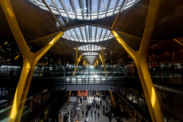 Viajeros en la T4 del Aeropuerto Adolfo Suárez Madrid-Barajas, a 2 de marzo de 2026, en Madrid (España).