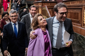 La vicepresidenta primera y ministra de Hacienda, María Jesús Montero, y el ministro de Economía, Comercio y Empresa, Carlos Cuerpo, a su salida de una sesión plenaria, en el Congreso de los Diput