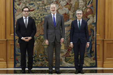 El vicepresidente primero y ministro de Economía, Comercio y Empresa, Carlos Cuerpo; el Rey Felipe VI, y el ministro de Hacienda, Arcadi España, durante la jura de su cargo, en el Palacio de La Zarz