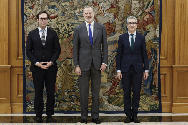 El vicepresidente primero y ministro de Economía, Comercio y Empresa, Carlos Cuerpo; el Rey Felipe VI, y el ministro de Hacienda, Arcadi España, durante la jura de su cargo, en el Palacio de La Zarzuela, a 27 de marzo de 2026, en Madrid (España).