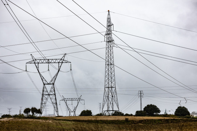 Archivo - Varios tendidos eléctricos, a 6 de febrero de 2026, en Madrid (España) La demanda de electricidad en España creció 