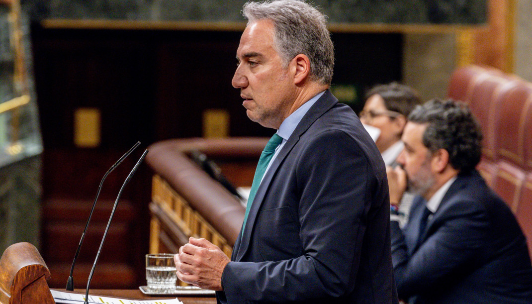 El vicesecretario de Política Autonómica del PP, Elías Bendodo, interviene durante una sesión de control al Gobierno, en el Congreso, a 25 de marzo de 2026, en Madrid (España).