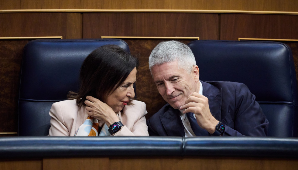 Archivo - La ministra de Defensa, Margarita Robles, y el ministro del Interior, Fernando Grande-Marlaska, durante un pleno extraordinario, en el Congreso de los Diputados, a 9 de julio de 2025, en Mad