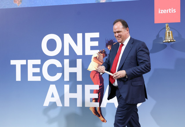 Archivo - El presidente y CEO de Izertis, Pablo Martín, con la cuerda de la campana tras romperse después de tocarla por el comienzo de la cotización de la compañía en el Mercado Principal de la Bolsa, en el Palacio de la Bolsa de Madrid, a 4 de julio de