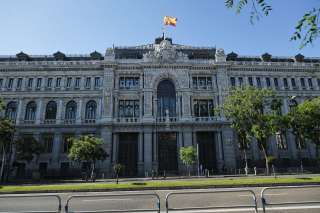Archivo - Bandera de España a media asta en la sede del Banco de España.