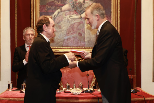 Archivo - El Rey Felipe VI (d) preside el ingreso del ex jefe de la Casa de Su Majestad el Rey Jaime Alfonsín como académico de número, en la Real Academia de Ciencias Morales y Políticas