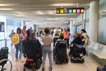 Archivo - Visita del Servicio de Promoción de la Autonomía Personal del Govern y de la Asociación de lesión medular y otras discapacidades físicas (Aspaym) en el Aeropuerto de Palma para explicar