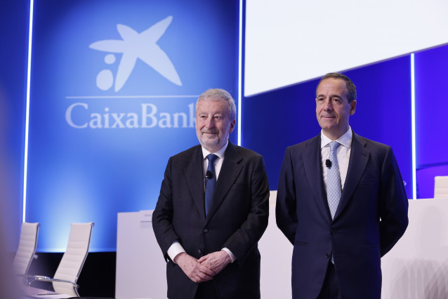 El presidente de CaixaBank, Tomás Muniesa (i), y el consejero delegado de CaixaBank, Gonzalo Cortázar (d), durante la Junta General Ordinaria de Accionistas de CaixaBank, en el Palacio de Congreso de Valencia, a 27 de marzo de 2026, en Valencia, Comunidad
