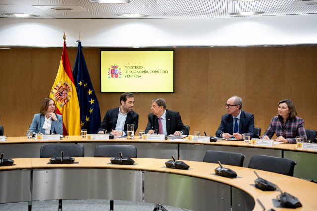 El ministro de Economía, Comercio y Empresa, Carlos Cuerpo, junto al ministro de Agricultura, Pesca y Alimentación, Luis Planas, se reúnen con representantes de la industria alimentaria,