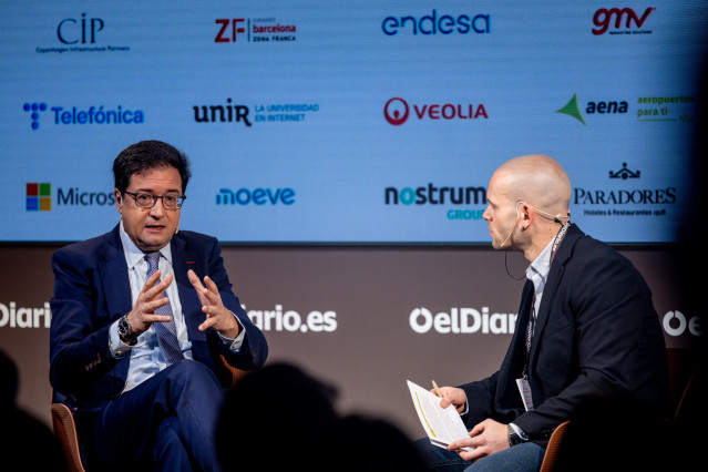 El ministro para la Transformación Digital y de la Función Pública, Óscar López (i), durante la tercera jornada del VI Foro Económico organizado por elDiario.es, en el Colegio de Arquitectos de Madrid, a 27 de marzo de 2026, en Madrid (España). Este foro