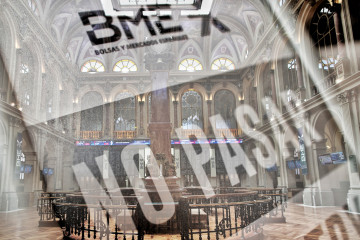 Archivo - Cartel de 'No pasar' en el interior de la Bolsa de Madrid (España), a 27 de julio de 2020.